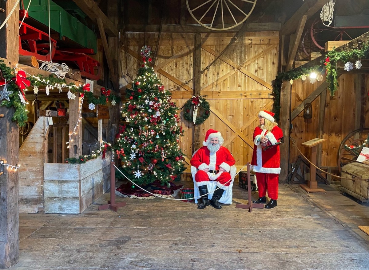 01 Santa in barn