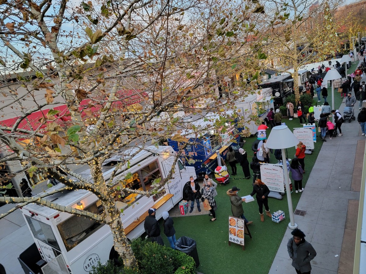 Holiday Food Truck Market at Cross County Center