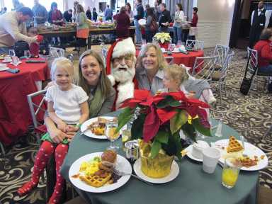Small-Santa-Brunch-with-Collette-and-family