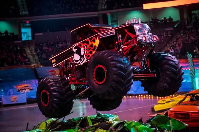 Hot Wheels Monster Trucks Live™: Glow-N-
