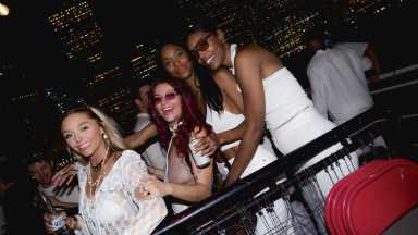 nyc-jewel-yacht-day-party-joonbug-all-white-gold-group -pic