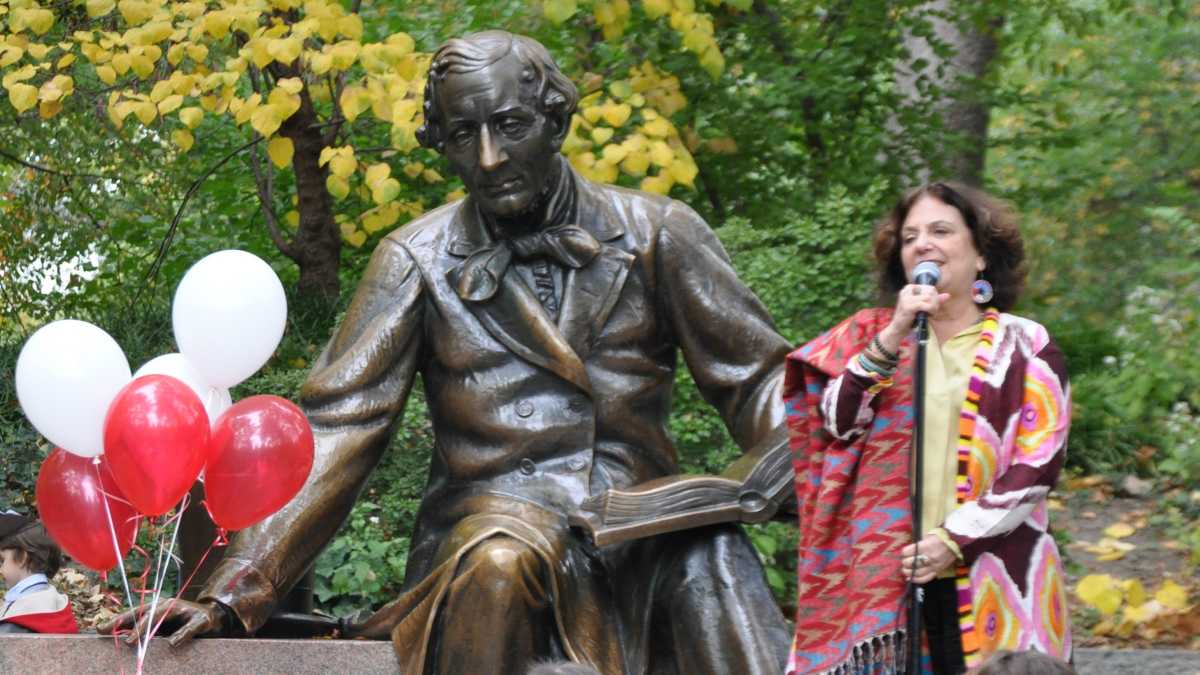 Laura and HCA Statue