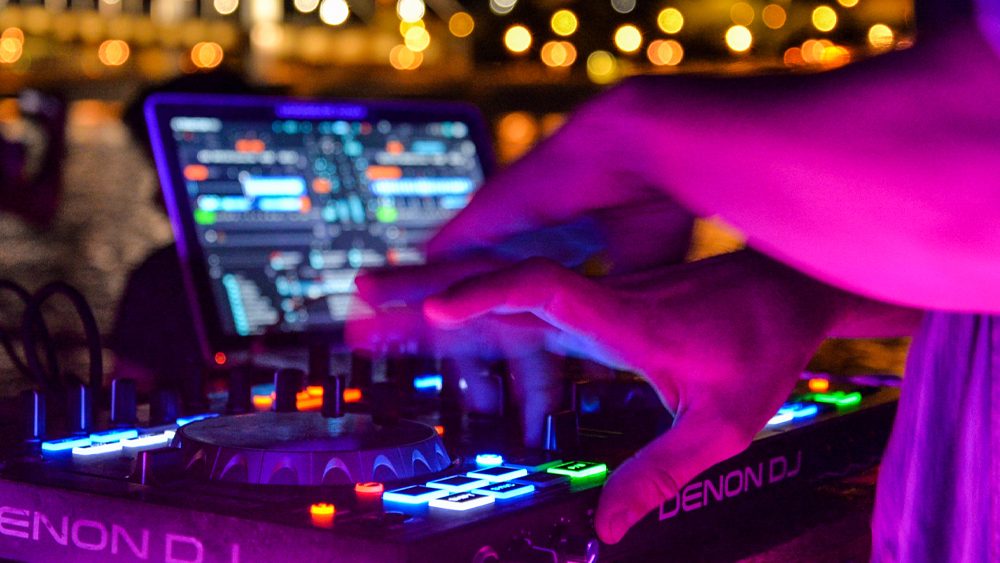 dj boat