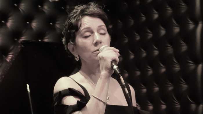 Anna Maria Villa sings at Vetro Restaura