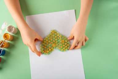 DIY and kids creativity Step by step instruction: Drawing greeting card using bubble wrap. Step3 paint heart from bubble wrap with gold paint. Children Craft for valentines, womens and mothers day.