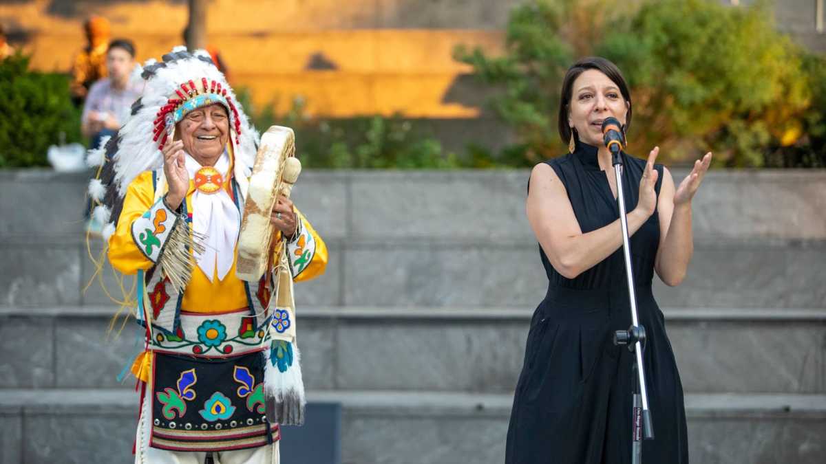 102425_barefeet_2400x1600-2880×1620