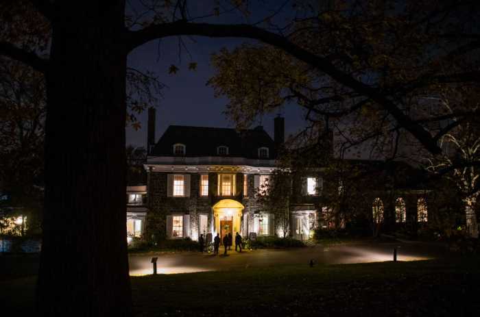 Lively Irish music, specialty drinks, cr