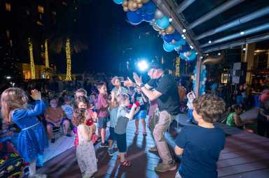 Kids Dancing with Rock n’ roll rabbi David Paskin (1)